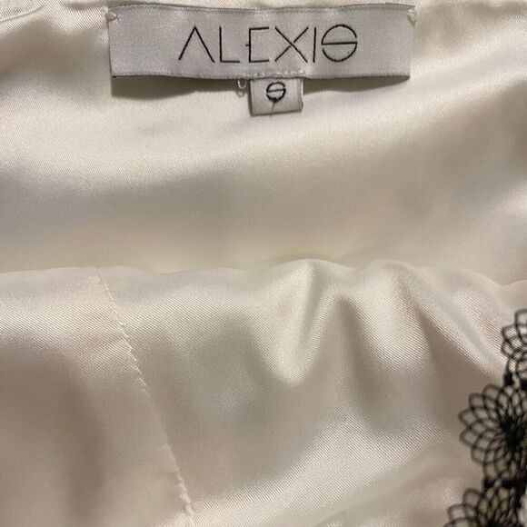 ALEXIS Layla Off The Shoulder Velvet Accent Lace Bell Sleeve Romper Size Small - Picture 3 of 5